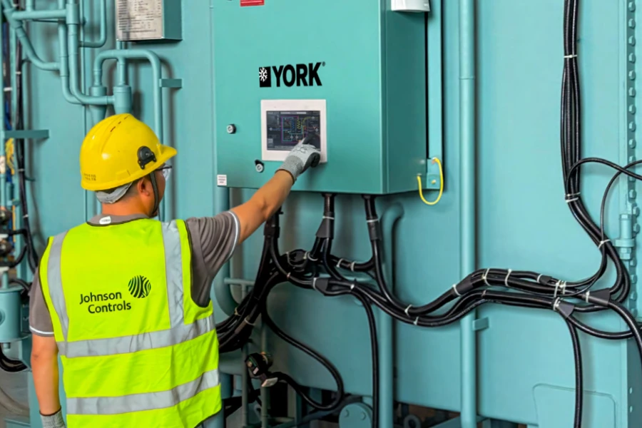Сотрудник Johnson Controls и чиллер York