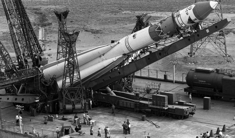 Установка ракеты Р-7 на стартовый стол