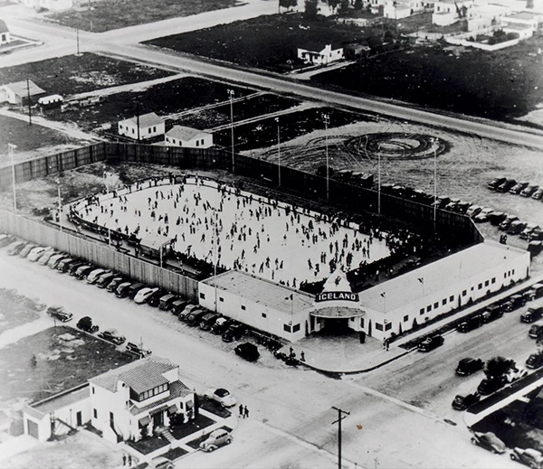 Каток Iceland в Парамаунте, Калифорния, 1940-е. Позже каток стал крытым.
