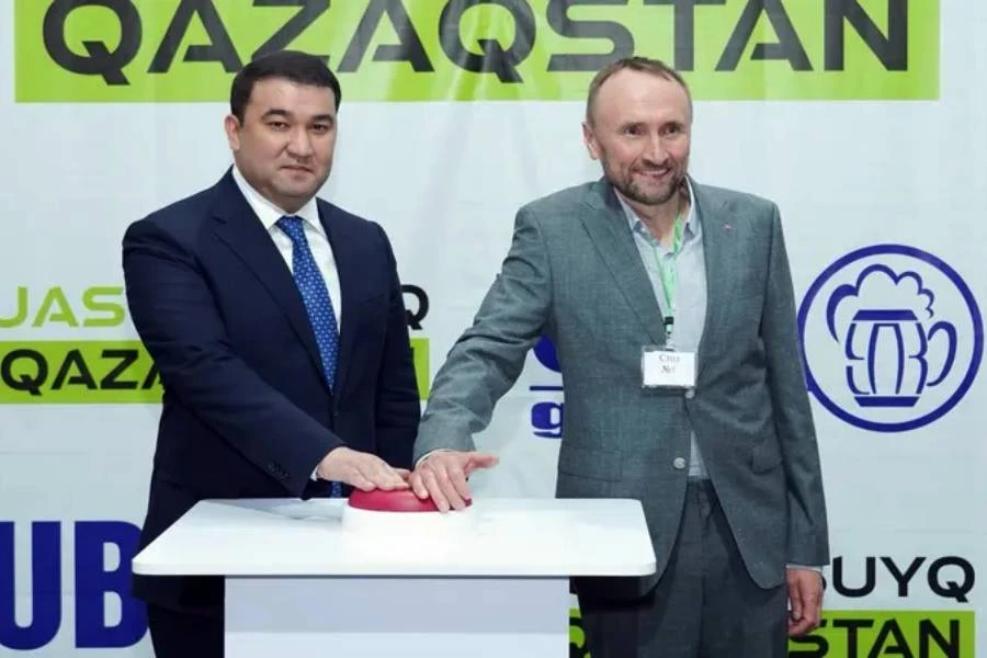 Компания UBC Group открыла в Казахстане завод холодильников за €30 млн. На фото аким Туркестанской области Нуралхан Кушеров, президент компании UBC Group Игорь Гуменный.