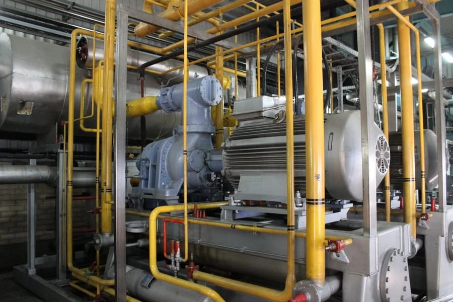 Цветовое обозначение холодильных трубопроводов. Пример машинного отделения холодильной системы