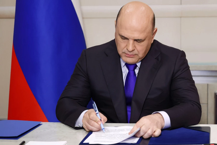 Мишустин подписывает документ Мишустин подписывает документ