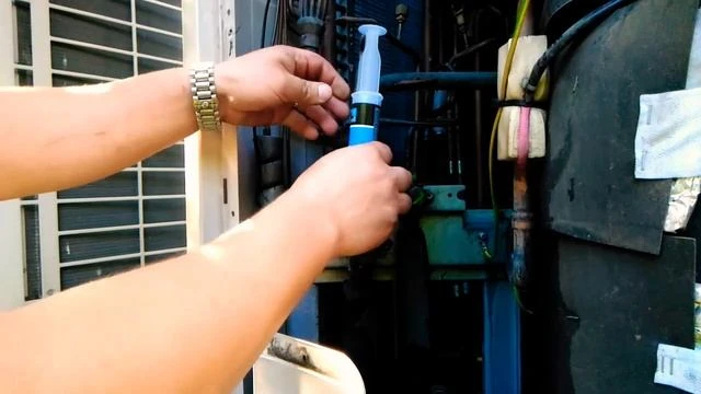 Устранение утечки в системе кондиционирования с помощью герметика Устранение утечки в системе кондиционирования с помощью герметика