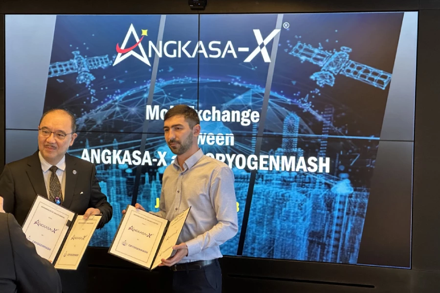 Обмен соглашениями о сотрудничестве, Доктор Вильям Лим (ANGKASA-X) и Руководитель проекта Илья Болтенков (ПАО "Криогенмаш") Обмен соглашениями о сотрудничестве, Доктор Вильям Лим (ANGKASA-X) и Руководитель проекта Илья Болтенков (ПАО "Криогенмаш")