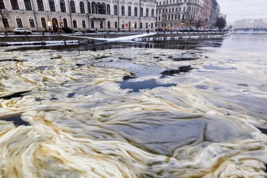 Снежура на реке