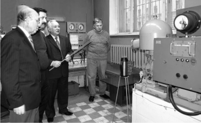В лаборатории криогенных газовых машин. Профессор Е.И. Борзенко проводит занятия в группе повышения квалификации инженерного состава