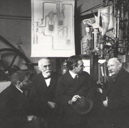 Хайке Камерлинг Оннес (крайний справа) демонстрирует свой ожижитель гелия трем физикам-теоретикам: Нильсу Бору, Хендрику Лоренцу, Полю Эренфесту.