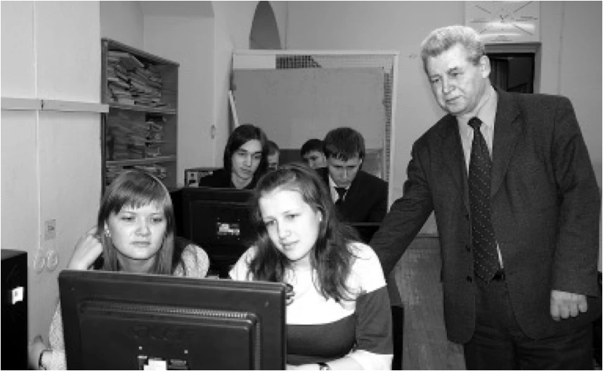 Занятие под руководством профессора И.К. Прилуцкого в компьютерном классе