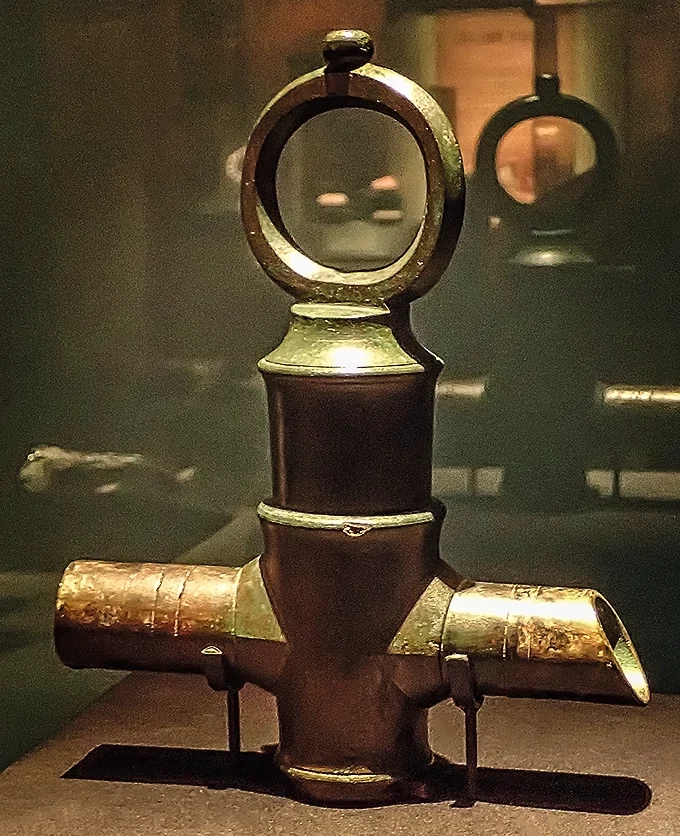 Древнеримский бронзовый клапан, найденный при раскопках в Помпеях. Экспонат Орегонского музея науки и промышленности (город Портленд, штат Орегон, США)