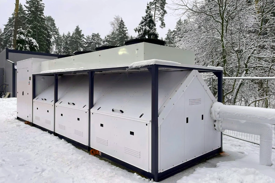 холодильная установка «ТЕХНОФРОСТ-800-КА-ЦР» в машинном отделении контейнерного типа