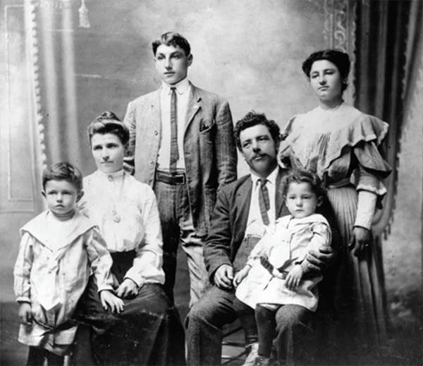 Семья Замбони, 1905 год. Фрэнк Замбони — крайний слева