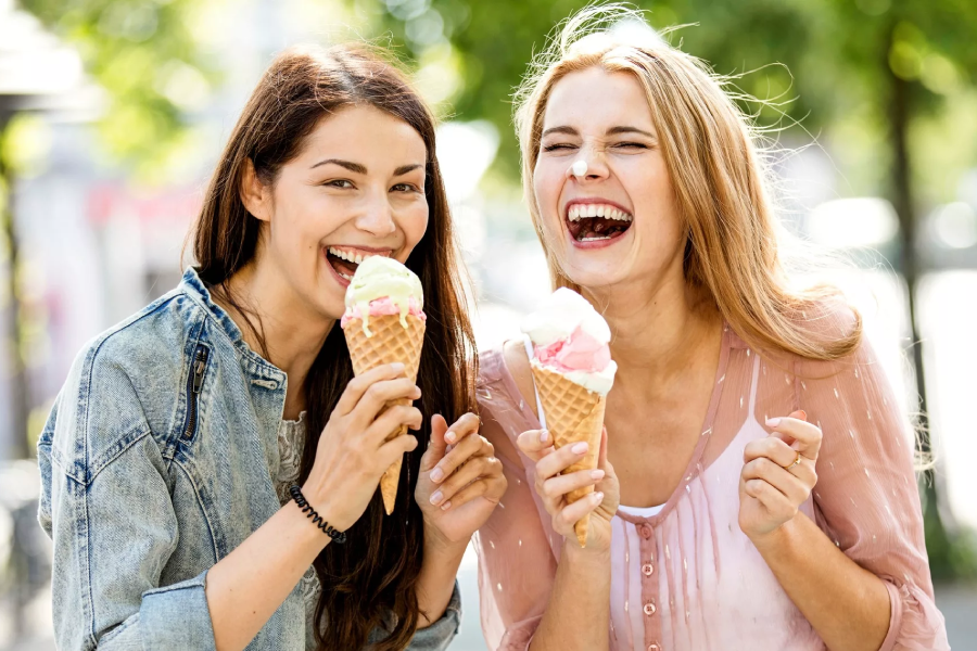 красивые девушки едят мороженое