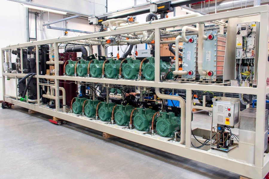 Система холодоснабжения состоит из двух среднетемпературных агрегатов SteelXL и трех агрегатов MiniBooster, произведенных компанией Advansor